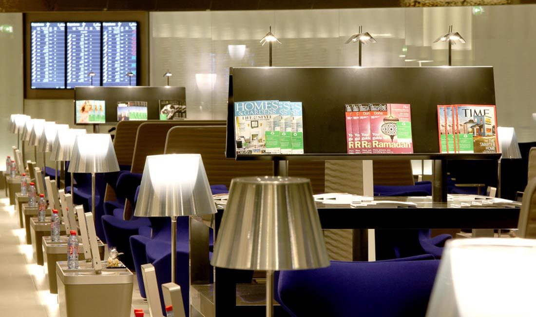 Die besten Business Lounges der Welt Die britische Unternehmensberatung Skytrax kürt mit dem World Airline Award Jahr für Jahr die besten Fluggesellschaften. Der Sieger wird durch regelmäßige Umfragen unter Flugpassagieren ermittelt. 2016 wurden 19 Millionen Passagiere aus 104 Ländern in der größten internationalen Umfrage. In der Kategorie Business Lounge steht Qatar Airways ganz oben. 1. Qatar Airways: Doha Die 10.000 Quadratmeter große Al Mourjan Business Lounge bietet nach dem Selbstverständnis der nationalen Airline von Katar den Standard eines luxuriösen Fünfsterne-Resorts. Designermöbel, handgefertigte Verzierungen, hohe Decken und bronzefarbene Wände prägen die Atmosphäre. Kontinentales und orientalisches Restaurant, Feinkostboutique, Konditorei, Spa-Duschen. Zugang nur für Qatar Airways und Oneworld First Class sowie Business Class-Reisende. 2. Turkish Airlines: Istanbul 5900 Quadratmeter auf zwei Ebenen mit Platz für mehr als 1000 Fluggäste. Kinderspielplatz, Bücherei, Billard, Carrera-Rennbahn, Kino, regionale und internationale Spezialitäten Zugang für Passagiere der Business Class, Inhaber der Miles&Smiles Elite Karte (inkl. ein Gast), Elite Plus Karten Inhaber samt Familie sowie Star Alliance Gold Karten-Inhaber. 3. Cathay Pacific: Hong Kong Am Heimatflughafen Chek Lap Kok wartet die Airline mit vier Abflug-Lounges auf. Flaggschiff ist die 3300 Quadratmeter große „The Pier“ am Gate 65 für 550 Reisende mit ‚cooked made-to-order-Station’, traditioneller Noodle Bar und Tea House. ‚The Cabin’ mit Health Bar, Deli und Relaxing Zone. ‚The Bridge’ mit frische Backwaren, Coffee-Loft mit diversen Kaffeesorten in Barista-Qualität und Ferneh-Lounge. ‚The Wing’ mit Cocktail- und Nudelbar Zutritt haben Passagiere der First und Business Class sowie Mitglieder des Marco Polo Club (ab Silver Card) und Vielflieger der oneworld-Allianzmitglieder (ab Sapphire Status). 4. Virgin Atlantic: London Heathrow Die ‚Clubhouse Lounges’ im Upper Class Wing in Terminal 3 mit Deli, Brasserie, Tapas, Salon, Cocktail Bar, Spa (kurze Behandlung inklusive) Zutritt für Delta-One™- und Virgin AtlanticUpper Class-Passagieren sowie Diamond, Platinum und Gold Medallion-Mitglieder am Tag ihrer Nonstop-Transatlantikflüge zwischen Nordamerika und Großbritannien. 5. Singapore Airlines: Singapur Am Changi Airport gibt es drei SilverKris Lounges, jeweils mit Bartender Service und Duschen. Zugang für Star Alliance Gold-Kunden, Passagiere der Suites sowie First und Business Class sowie Mitglieder des PPS Clubs und KrisFlyer Elite Gold Mitglieder, die einen Singapore Airlines Flug gebucht haben 6. Qantas Airways: Sydney In ihrer Domestic Business Lounge in Terminal 3 offeriert die Airline u.a. Barservice, Duschen, Barista-Kaffee. Zugang für Qantas Club Members, Business oder First Class Passagiere, Platinum One Frequent Flyer und Platinum Frequent Flyer, Qantas Gold Frequent Flyer, Emirates Platinum- und Gold Skyward- sowie Oneworld Emerald- und Oneworld Sapphire-Members. 7. Etihad Airways : Abu Dhabi Zwei Lounges in Terminal 1 (1044 Quadratmeter für 134 Gäste) und Terminal 3): Internationales Buffet oder À la Carte, Familienzimmer mit Kinderbetreuung, 15-minütige Behandlung im Six-Senses Spa inklusive, Bibliothek, Duschen, Schuhputzservice Zugang für Reisende in der Etihad Business oder First Class, Etihad Platinum Members und airberlin Business Class und FlyFlex-Gäste mit Abflug am gleichen Tag 8. Emirates: Dubai Drei Lounges (Terminal 1 und Terminal 3): Highlight ist die neu renovierte Lounge in Terminal 3, Halle B für 2000 Passagiere. Internationales Buffet mit immenser Auswahl unterschiedlicher Geschmacksrichtungen, Moët & Chandon Lounge (Champagner inbegriffen), Barista-Service, Familienzimmer mit Videospielen, kostenlose 15-minütige Behandlung im Timeless Spa. Zugang für First und Business Class-Reisende, Emirates Skywards Gold and Platinum members, Emirates Skywards Silver members, Quantas First und Business Class sowie Mitglieder von Qantas Frequent Flyer Gold, Platinum, Platinum One und Qantas Club. 9. Swiss: Zürich 216 Sitzplätze auf 1100 Quadratmetern über zwei Ebenen, 27 Meter lange Bar, vier Duschen, Playstation. Zugang: First und Business Class-Reisende mit Swiss & Lufthansa, Star Alliance Gold, HON Circle, Senator, Miles & More Frequent Traveller, United Club- und Air Canada Maple Leaf Club-Mitglieder 10. EVA Air: Taipei Am Heimatflughafen Taiwan Taoyuan International bietet EVA Air vier unterschiedliche Lounges. Frische Nudeln und chinesisches Buffet in von üppigem Blattwerk dominierten ‚The Garden’ Westliche Küche und Duschen sowie besonders schnelles WLan in der futuristisch designten ‚The Infinity’. Snacks, Kaffee und Sitzplätze im Sofa-Stil in ‚The Star’. Chinesische, westliche Gerichte und Duschen in ‚The Club’ Zugang mit Business Class-Ticket, Star Alliance Gold Card Mitglieder, Infinity Mileage Lands Diamond und Gold Mitglieder sowie Silver Card Mitglieder auf internationalen EVA Air Flügen