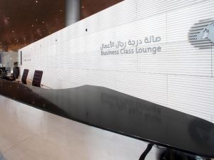 Die besten Business Lounges der Welt Die britische Unternehmensberatung Skytrax kürt mit dem World Airline Award Jahr für Jahr die besten Fluggesellschaften. Der Sieger wird durch regelmäßige Umfragen unter Flugpassagieren ermittelt. 2016 wurden 19 Millionen Passagiere aus 104 Ländern in der größten internationalen Umfrage. In der Kategorie Business Lounge steht Qatar Airways ganz oben. 1. Qatar Airways: Doha Die 10.000 Quadratmeter große Al Mourjan Business Lounge bietet nach dem Selbstverständnis der nationalen Airline von Katar den Standard eines luxuriösen Fünfsterne-Resorts. Designermöbel, handgefertigte Verzierungen, hohe Decken und bronzefarbene Wände prägen die Atmosphäre. Kontinentales und orientalisches Restaurant, Feinkostboutique, Konditorei, Spa-Duschen. Zugang nur für Qatar Airways und Oneworld First Class sowie Business Class-Reisende. 2. Turkish Airlines: Istanbul 5900 Quadratmeter auf zwei Ebenen mit Platz für mehr als 1000 Fluggäste. Kinderspielplatz, Bücherei, Billard, Carrera-Rennbahn, Kino, regionale und internationale Spezialitäten Zugang für Passagiere der Business Class, Inhaber der Miles&Smiles Elite Karte (inkl. ein Gast), Elite Plus Karten Inhaber samt Familie sowie Star Alliance Gold Karten-Inhaber. 3. Cathay Pacific: Hong Kong Am Heimatflughafen Chek Lap Kok wartet die Airline mit vier Abflug-Lounges auf. Flaggschiff ist die 3300 Quadratmeter große „The Pier“ am Gate 65 für 550 Reisende mit ‚cooked made-to-order-Station’, traditioneller Noodle Bar und Tea House. ‚The Cabin’ mit Health Bar, Deli und Relaxing Zone. ‚The Bridge’ mit frische Backwaren, Coffee-Loft mit diversen Kaffeesorten in Barista-Qualität und Ferneh-Lounge. ‚The Wing’ mit Cocktail- und Nudelbar Zutritt haben Passagiere der First und Business Class sowie Mitglieder des Marco Polo Club (ab Silver Card) und Vielflieger der oneworld-Allianzmitglieder (ab Sapphire Status). 4. Virgin Atlantic: London Heathrow Die ‚Clubhouse Lounges’ im Upper Class Wing in Terminal 3 mit Deli, Brasserie, Tapas, Salon, Cocktail Bar, Spa (kurze Behandlung inklusive) Zutritt für Delta-One™- und Virgin AtlanticUpper Class-Passagieren sowie Diamond, Platinum und Gold Medallion-Mitglieder am Tag ihrer Nonstop-Transatlantikflüge zwischen Nordamerika und Großbritannien. 5. Singapore Airlines: Singapur Am Changi Airport gibt es drei SilverKris Lounges, jeweils mit Bartender Service und Duschen. Zugang für Star Alliance Gold-Kunden, Passagiere der Suites sowie First und Business Class sowie Mitglieder des PPS Clubs und KrisFlyer Elite Gold Mitglieder, die einen Singapore Airlines Flug gebucht haben 6. Qantas Airways: Sydney In ihrer Domestic Business Lounge in Terminal 3 offeriert die Airline u.a. Barservice, Duschen, Barista-Kaffee. Zugang für Qantas Club Members, Business oder First Class Passagiere, Platinum One Frequent Flyer und Platinum Frequent Flyer, Qantas Gold Frequent Flyer, Emirates Platinum- und Gold Skyward- sowie Oneworld Emerald- und Oneworld Sapphire-Members. 7. Etihad Airways : Abu Dhabi Zwei Lounges in Terminal 1 (1044 Quadratmeter für 134 Gäste) und Terminal 3): Internationales Buffet oder À la Carte, Familienzimmer mit Kinderbetreuung, 15-minütige Behandlung im Six-Senses Spa inklusive, Bibliothek, Duschen, Schuhputzservice Zugang für Reisende in der Etihad Business oder First Class, Etihad Platinum Members und airberlin Business Class und FlyFlex-Gäste mit Abflug am gleichen Tag 8. Emirates: Dubai Drei Lounges (Terminal 1 und Terminal 3): Highlight ist die neu renovierte Lounge in Terminal 3, Halle B für 2000 Passagiere. Internationales Buffet mit immenser Auswahl unterschiedlicher Geschmacksrichtungen, Moët & Chandon Lounge (Champagner inbegriffen), Barista-Service, Familienzimmer mit Videospielen, kostenlose 15-minütige Behandlung im Timeless Spa. Zugang für First und Business Class-Reisende, Emirates Skywards Gold and Platinum members, Emirates Skywards Silver members, Quantas First und Business Class sowie Mitglieder von Qantas Frequent Flyer Gold, Platinum, Platinum One und Qantas Club. 9. Swiss: Zürich 216 Sitzplätze auf 1100 Quadratmetern über zwei Ebenen, 27 Meter lange Bar, vier Duschen, Playstation. Zugang: First und Business Class-Reisende mit Swiss & Lufthansa, Star Alliance Gold, HON Circle, Senator, Miles & More Frequent Traveller, United Club- und Air Canada Maple Leaf Club-Mitglieder 10. EVA Air: Taipei Am Heimatflughafen Taiwan Taoyuan International bietet EVA Air vier unterschiedliche Lounges. Frische Nudeln und chinesisches Buffet in von üppigem Blattwerk dominierten ‚The Garden’ Westliche Küche und Duschen sowie besonders schnelles WLan in der futuristisch designten ‚The Infinity’. Snacks, Kaffee und Sitzplätze im Sofa-Stil in ‚The Star’. Chinesische, westliche Gerichte und Duschen in ‚The Club’ Zugang mit Business Class-Ticket, Star Alliance Gold Card Mitglieder, Infinity Mileage Lands Diamond und Gold Mitglieder sowie Silver Card Mitglieder auf internationalen EVA Air Flügen