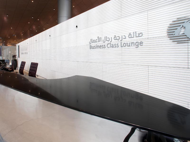 Die besten Business Lounges der Welt Die britische Unternehmensberatung Skytrax kürt mit dem World Airline Award Jahr für Jahr die besten Fluggesellschaften. Der Sieger wird durch regelmäßige Umfragen unter Flugpassagieren ermittelt. 2016 wurden 19 Millionen Passagiere aus 104 Ländern in der größten internationalen Umfrage. In der Kategorie Business Lounge steht Qatar Airways ganz oben. 1. Qatar Airways: Doha Die 10.000 Quadratmeter große Al Mourjan Business Lounge bietet nach dem Selbstverständnis der nationalen Airline von Katar den Standard eines luxuriösen Fünfsterne-Resorts. Designermöbel, handgefertigte Verzierungen, hohe Decken und bronzefarbene Wände prägen die Atmosphäre. Kontinentales und orientalisches Restaurant, Feinkostboutique, Konditorei, Spa-Duschen. Zugang nur für Qatar Airways und Oneworld First Class sowie Business Class-Reisende. 2. Turkish Airlines: Istanbul 5900 Quadratmeter auf zwei Ebenen mit Platz für mehr als 1000 Fluggäste. Kinderspielplatz, Bücherei, Billard, Carrera-Rennbahn, Kino, regionale und internationale Spezialitäten Zugang für Passagiere der Business Class, Inhaber der Miles&Smiles Elite Karte (inkl. ein Gast), Elite Plus Karten Inhaber samt Familie sowie Star Alliance Gold Karten-Inhaber. 3. Cathay Pacific: Hong Kong Am Heimatflughafen Chek Lap Kok wartet die Airline mit vier Abflug-Lounges auf. Flaggschiff ist die 3300 Quadratmeter große „The Pier“ am Gate 65 für 550 Reisende mit ‚cooked made-to-order-Station’, traditioneller Noodle Bar und Tea House. ‚The Cabin’ mit Health Bar, Deli und Relaxing Zone. ‚The Bridge’ mit frische Backwaren, Coffee-Loft mit diversen Kaffeesorten in Barista-Qualität und Ferneh-Lounge. ‚The Wing’ mit Cocktail- und Nudelbar Zutritt haben Passagiere der First und Business Class sowie Mitglieder des Marco Polo Club (ab Silver Card) und Vielflieger der oneworld-Allianzmitglieder (ab Sapphire Status). 4. Virgin Atlantic: London Heathrow Die ‚Clubhouse Lounges’ im Upper Class Wing in Terminal 3 mit Deli, Brasserie, Tapas, Salon, Cocktail Bar, Spa (kurze Behandlung inklusive) Zutritt für Delta-One™- und Virgin AtlanticUpper Class-Passagieren sowie Diamond, Platinum und Gold Medallion-Mitglieder am Tag ihrer Nonstop-Transatlantikflüge zwischen Nordamerika und Großbritannien. 5. Singapore Airlines: Singapur Am Changi Airport gibt es drei SilverKris Lounges, jeweils mit Bartender Service und Duschen. Zugang für Star Alliance Gold-Kunden, Passagiere der Suites sowie First und Business Class sowie Mitglieder des PPS Clubs und KrisFlyer Elite Gold Mitglieder, die einen Singapore Airlines Flug gebucht haben 6. Qantas Airways: Sydney In ihrer Domestic Business Lounge in Terminal 3 offeriert die Airline u.a. Barservice, Duschen, Barista-Kaffee. Zugang für Qantas Club Members, Business oder First Class Passagiere, Platinum One Frequent Flyer und Platinum Frequent Flyer, Qantas Gold Frequent Flyer, Emirates Platinum- und Gold Skyward- sowie Oneworld Emerald- und Oneworld Sapphire-Members. 7. Etihad Airways : Abu Dhabi Zwei Lounges in Terminal 1 (1044 Quadratmeter für 134 Gäste) und Terminal 3): Internationales Buffet oder À la Carte, Familienzimmer mit Kinderbetreuung, 15-minütige Behandlung im Six-Senses Spa inklusive, Bibliothek, Duschen, Schuhputzservice Zugang für Reisende in der Etihad Business oder First Class, Etihad Platinum Members und airberlin Business Class und FlyFlex-Gäste mit Abflug am gleichen Tag 8. Emirates: Dubai Drei Lounges (Terminal 1 und Terminal 3): Highlight ist die neu renovierte Lounge in Terminal 3, Halle B für 2000 Passagiere. Internationales Buffet mit immenser Auswahl unterschiedlicher Geschmacksrichtungen, Moët & Chandon Lounge (Champagner inbegriffen), Barista-Service, Familienzimmer mit Videospielen, kostenlose 15-minütige Behandlung im Timeless Spa. Zugang für First und Business Class-Reisende, Emirates Skywards Gold and Platinum members, Emirates Skywards Silver members, Quantas First und Business Class sowie Mitglieder von Qantas Frequent Flyer Gold, Platinum, Platinum One und Qantas Club. 9. Swiss: Zürich 216 Sitzplätze auf 1100 Quadratmetern über zwei Ebenen, 27 Meter lange Bar, vier Duschen, Playstation. Zugang: First und Business Class-Reisende mit Swiss & Lufthansa, Star Alliance Gold, HON Circle, Senator, Miles & More Frequent Traveller, United Club- und Air Canada Maple Leaf Club-Mitglieder 10. EVA Air: Taipei Am Heimatflughafen Taiwan Taoyuan International bietet EVA Air vier unterschiedliche Lounges. Frische Nudeln und chinesisches Buffet in von üppigem Blattwerk dominierten ‚The Garden’ Westliche Küche und Duschen sowie besonders schnelles WLan in der futuristisch designten ‚The Infinity’. Snacks, Kaffee und Sitzplätze im Sofa-Stil in ‚The Star’. Chinesische, westliche Gerichte und Duschen in ‚The Club’ Zugang mit Business Class-Ticket, Star Alliance Gold Card Mitglieder, Infinity Mileage Lands Diamond und Gold Mitglieder sowie Silver Card Mitglieder auf internationalen EVA Air Flügen