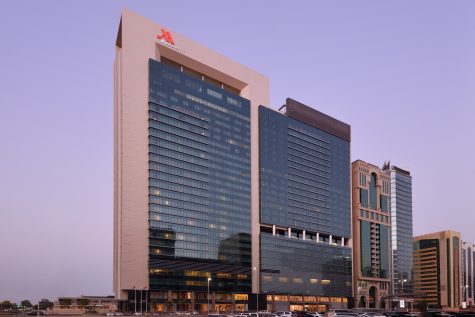 Die Glasfassade des Marriott Downtown Abu Dhabi