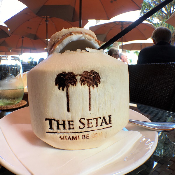 "Branding" auf Kokosnuss