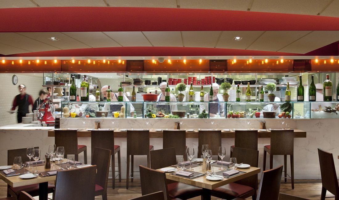 Küche in der Bar Boulud London