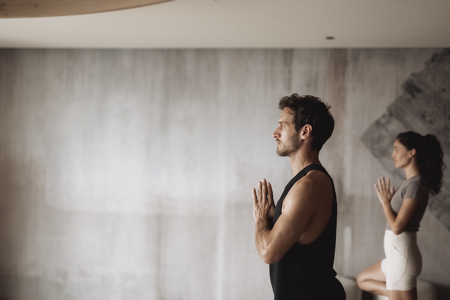 Hotel Solvie Pfalzen – Paar bei Yoga-Session im Wellnessbereich für Entspannung und Achtsamkeit