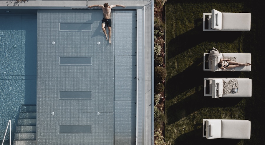 Paar am Pool vom Hotel Solvie 