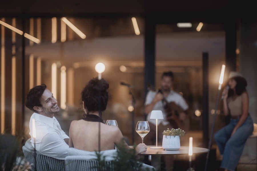 Hotel Solvie Pfalzen – Paar genießt Wein und Livemusik am Abend in romantischer Atmosphäre