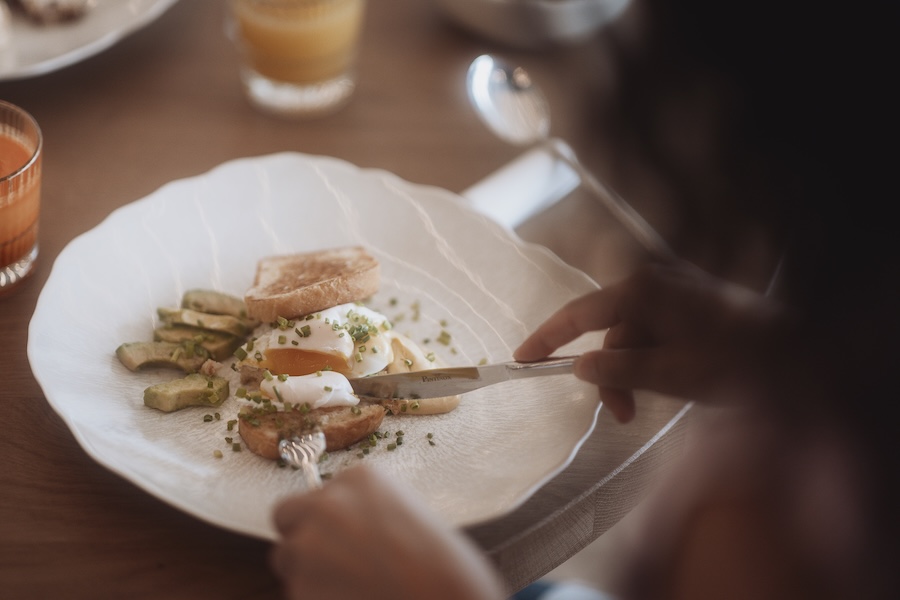 Hotel Solvie Pfalzen – gesundes Frühstück mit Avocado, pochiertem Ei und Toast im stilvollen Restaurant