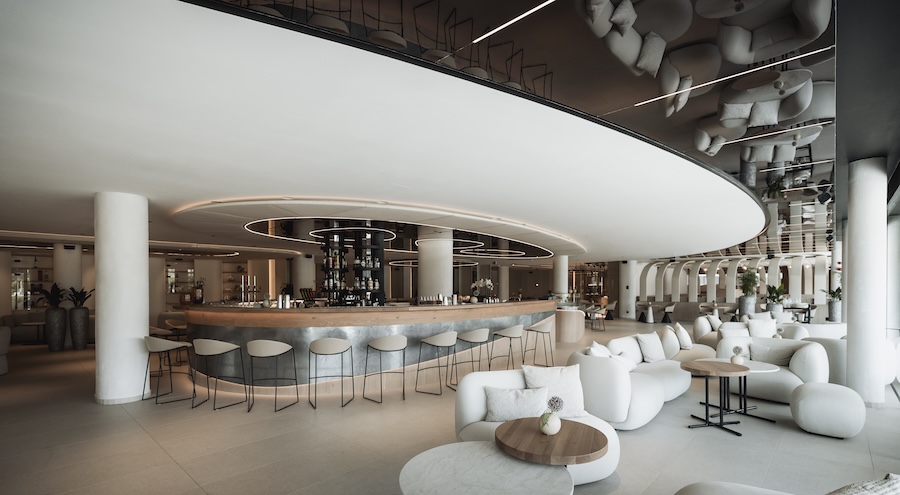 Hotel Solvie Pfalzen – stilvolle Hotelbar mit modernem Design, eleganter Sitzlounge und exklusiver Atmosphäre