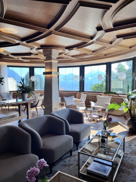 Hotel Hohenwart Südtirol – stilvolle Lounge mit Panoramafenstern, Alpenblick und elegantem Design"