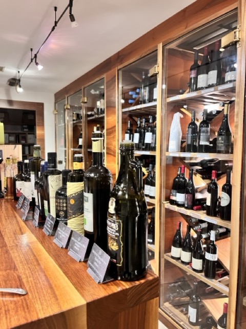 Hotel Hohenwart Südtirol – exklusive Vinothek mit erlesenen Weinen und hochwertigem Olivenöl