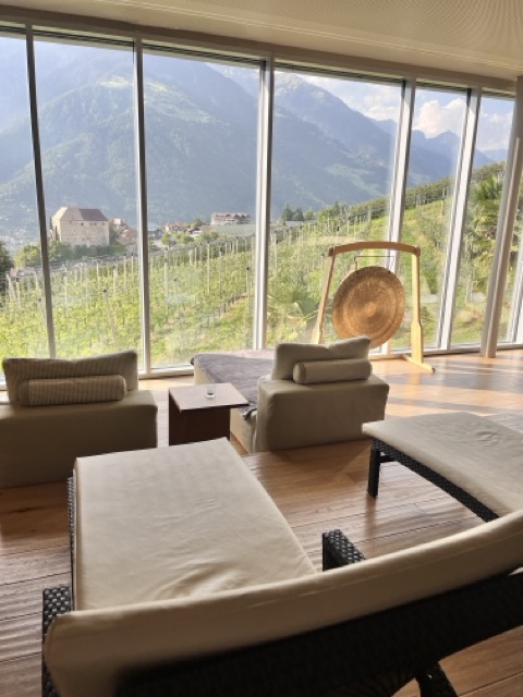 Hotel Hohenwart Südtirol – moderner Ruheraum mit Panoramafenstern, Blick auf Weinberge und Berge