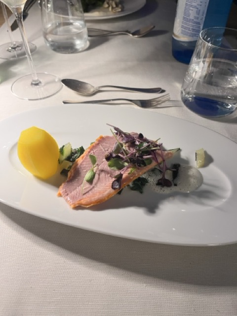 Hotel Hohenwart Südtirol – feines Gourmetgericht mit Fisch, Kartoffel und frischen Kräutern im Restaurant