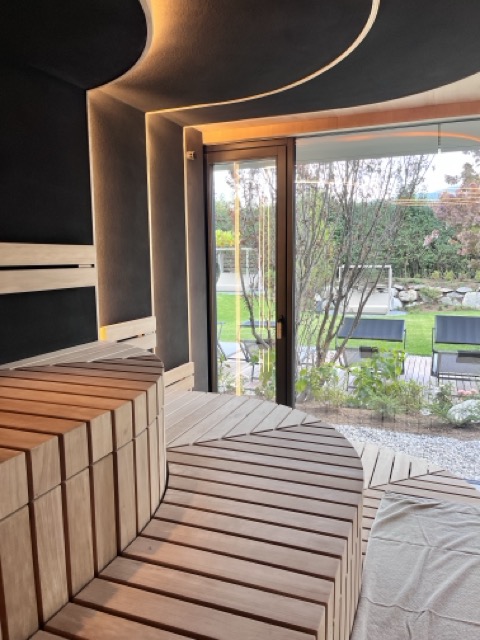 otel Solvie Pfalzen – moderne Panorama-Sauna mit Blick ins Grüne