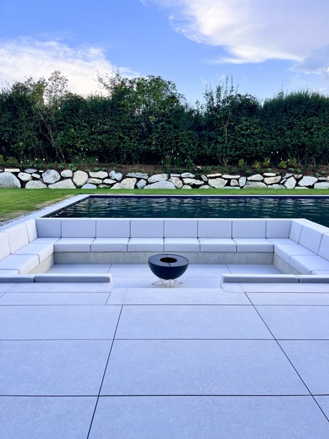 Hotel Solvie Pfalzen – stylische Outdoor-Lounge mit Pool und Sitzbereich am Feuerplatz