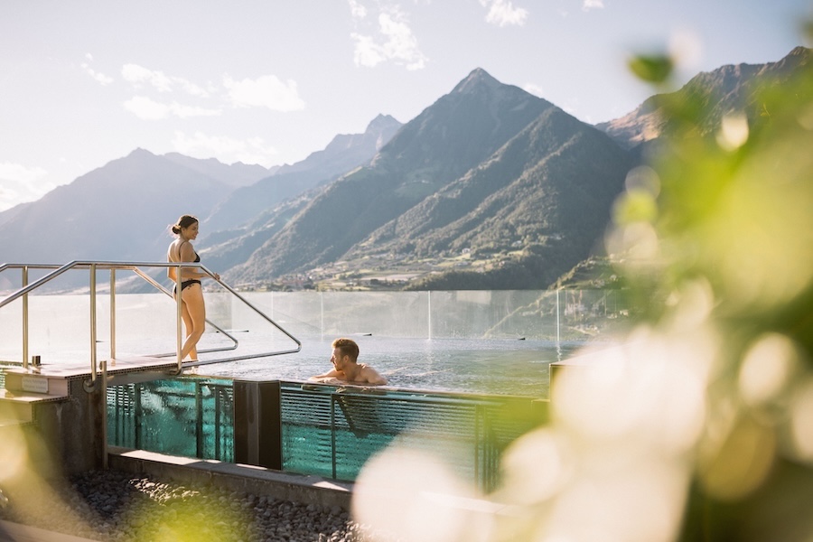 Infinity Pool mit Bergblick in Südtirol – Paar genießt Wellness und Panorama in den Alpen.
