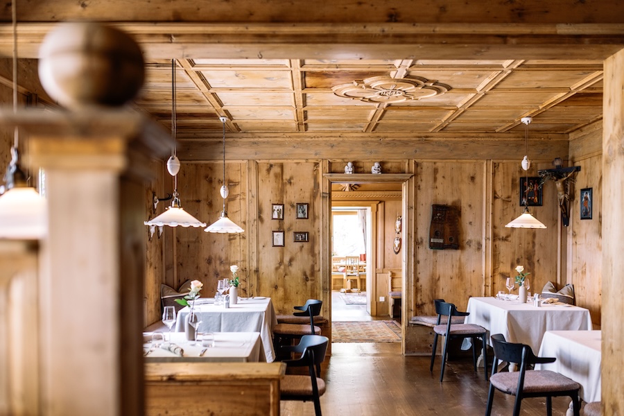 Hotel Hohenwart Südtirol – traditionelles Restaurant mit holzvertäfelter Stube, gedeckten Tischen und gemütlicher Atmosphäre