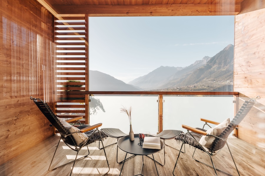 Hotel Hohenwart Südtirol – stilvolles Zimmer mit Balkon, Panoramablick auf die Alpen und gemütlicher Lounge-Ecke