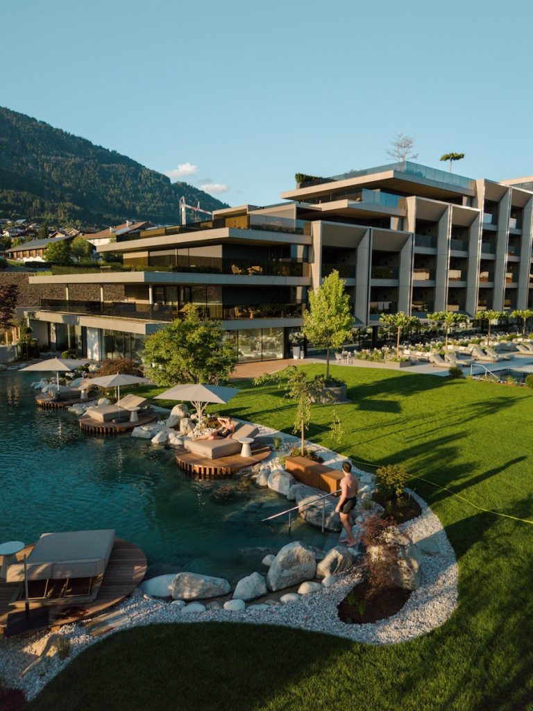 Hotel Solvie – modernes Wellnesshotel in den Alpen mit Naturbadeteich, Sonnenliegen und Panoramablick