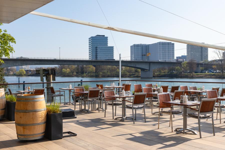 Große Sonnenterrasse im FÄHRHAUS Koblenz direkt an der Mosel – entspannter Genuss mit Wasserblick.