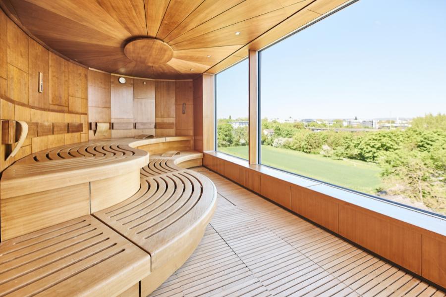 Panoramasauna im Spa-Bereich des FÄHRHAUS Koblenz mit Blick Richtung Koblenz und Moselregion.