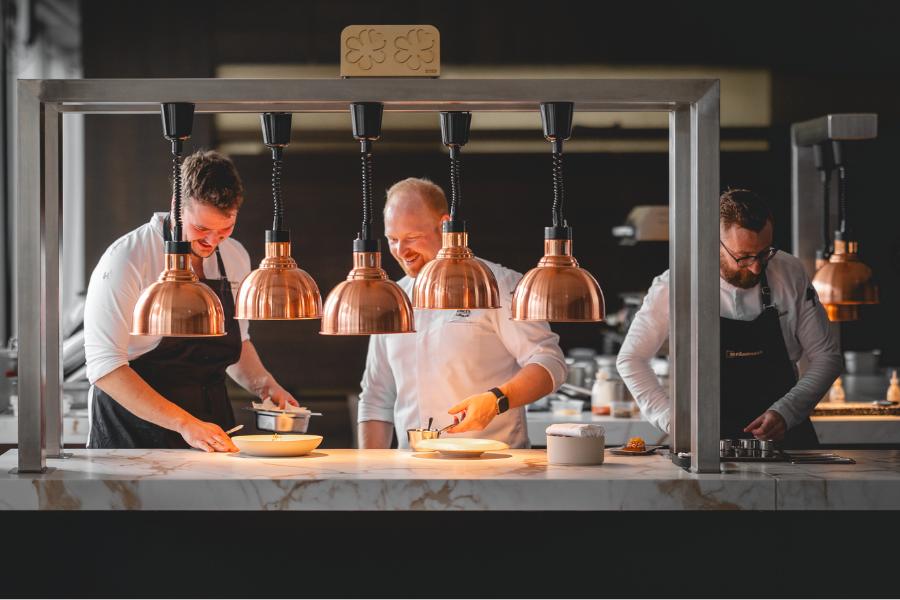 Kreative Zwei-Sterne-Kulinarik im GOTTHARDT'S by Yanick Noack – Fine Dining im FÄHRHAUS Koblenz.