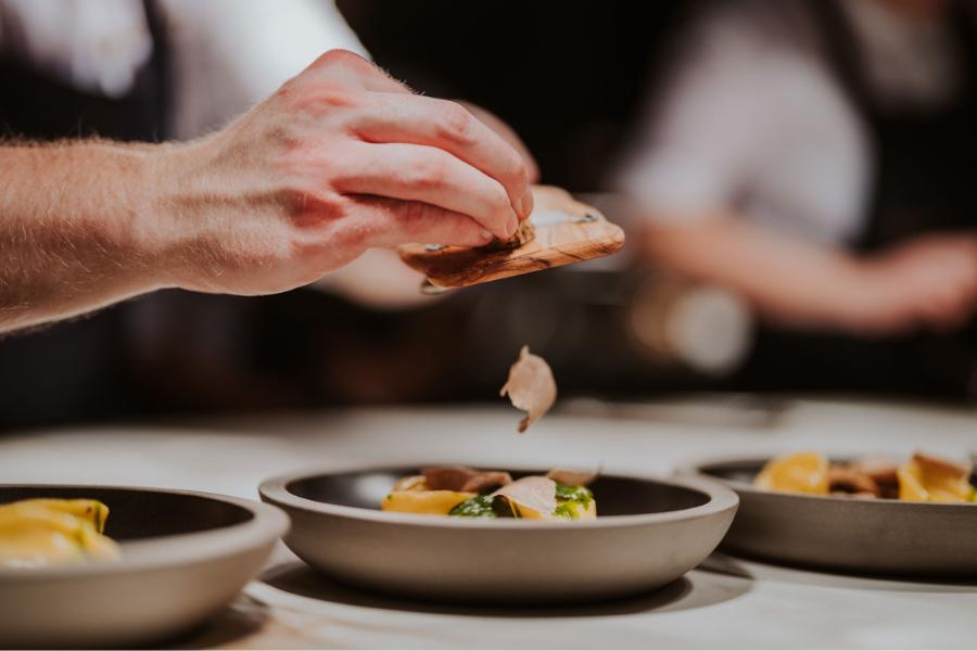 Detailverliebte Kompositionen aus der Sterneküche im FÄHRHAUS Koblenz.