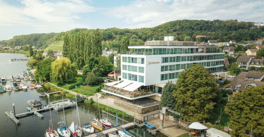FÄHRHAUS Koblenz Außenansicht direkt an der Mosel mit eigenem Bootsanleger und Terrasse – Boutiquehotel in ruhiger Lage in der Moselregion.