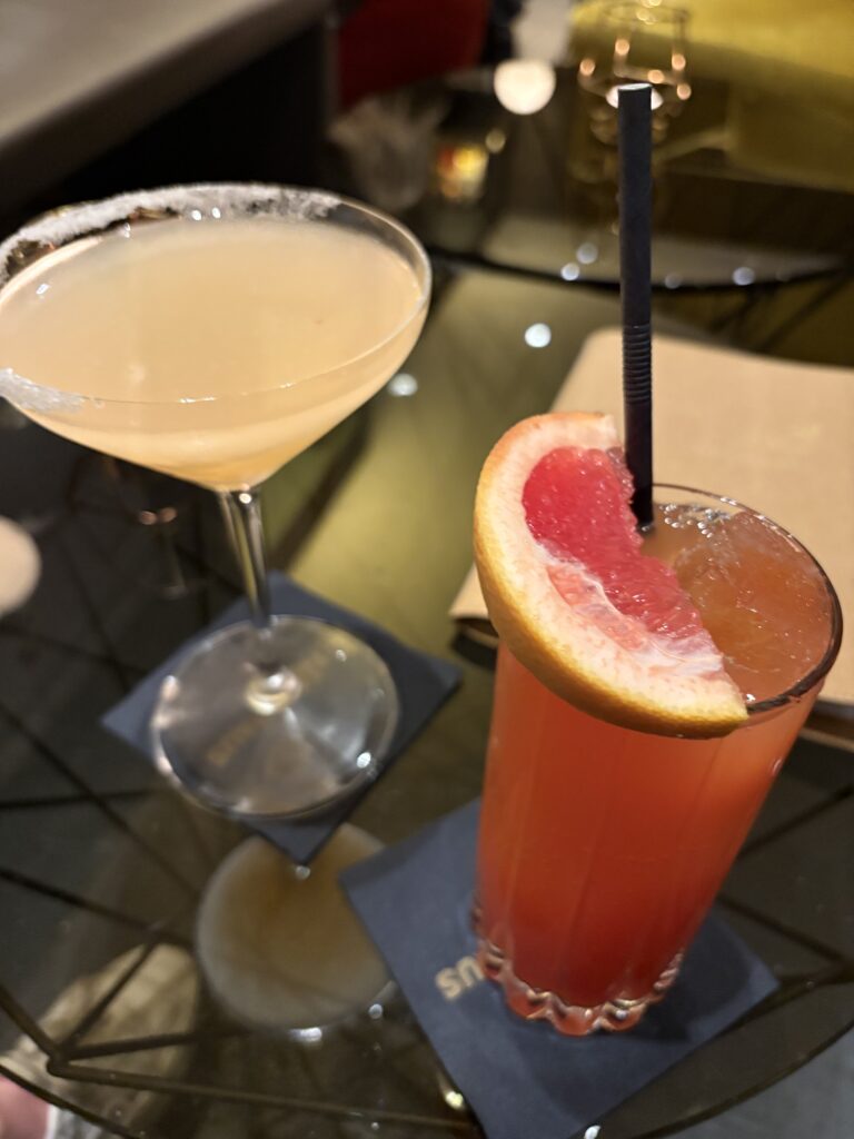 Spice Margarita und Cocktail an der Bar im FÄHRHAUS Koblenz mit stilvollem Ambiente.