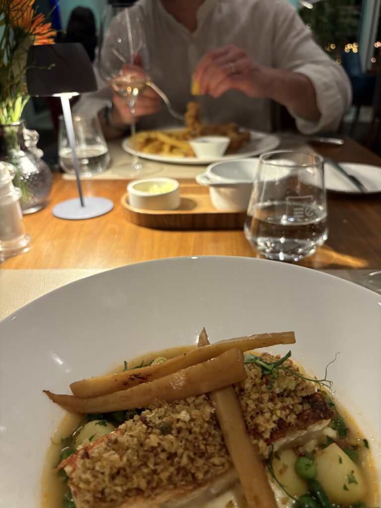 Fischgericht mit saisonalem Gemüse im Restaurant Landgang im FÄHRHAUS Koblenz.