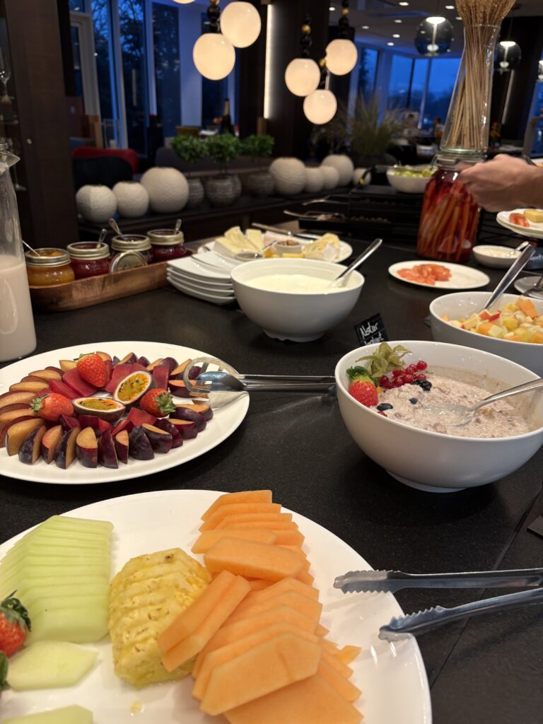 Frisches Obst, Müsli und regionale Spezialitäten beim Frühstück im FÄHRHAUS Koblenz.