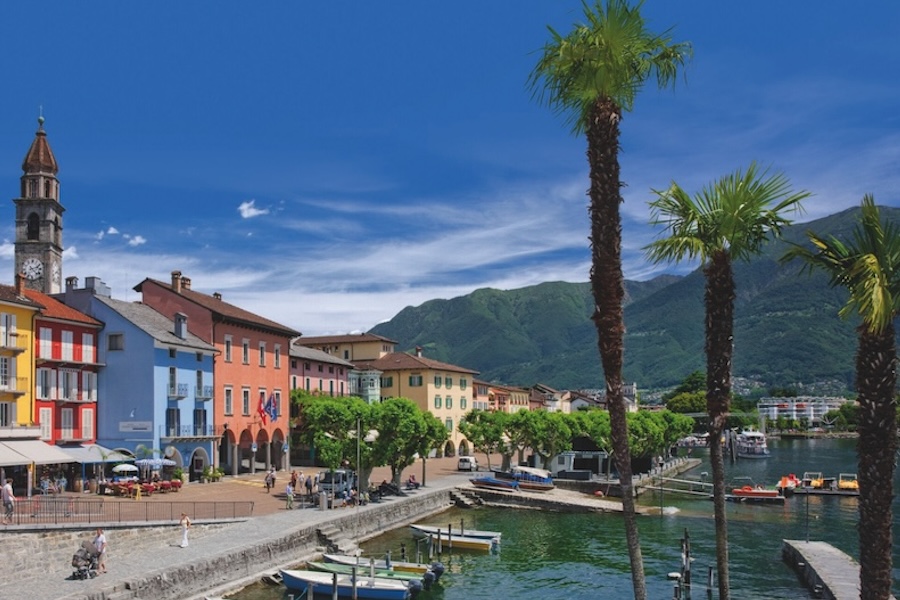 Ascona im Tessin. Ansicht einer bunten Häuserschlucht