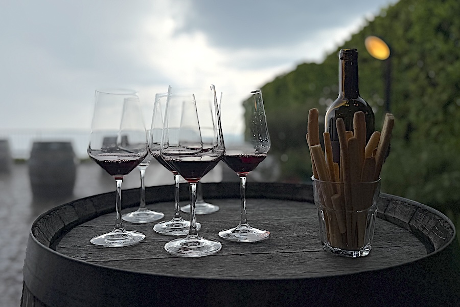 Foto von gefüllten Weinglässern in der Cantine Latini beim Winetasting im Tessin